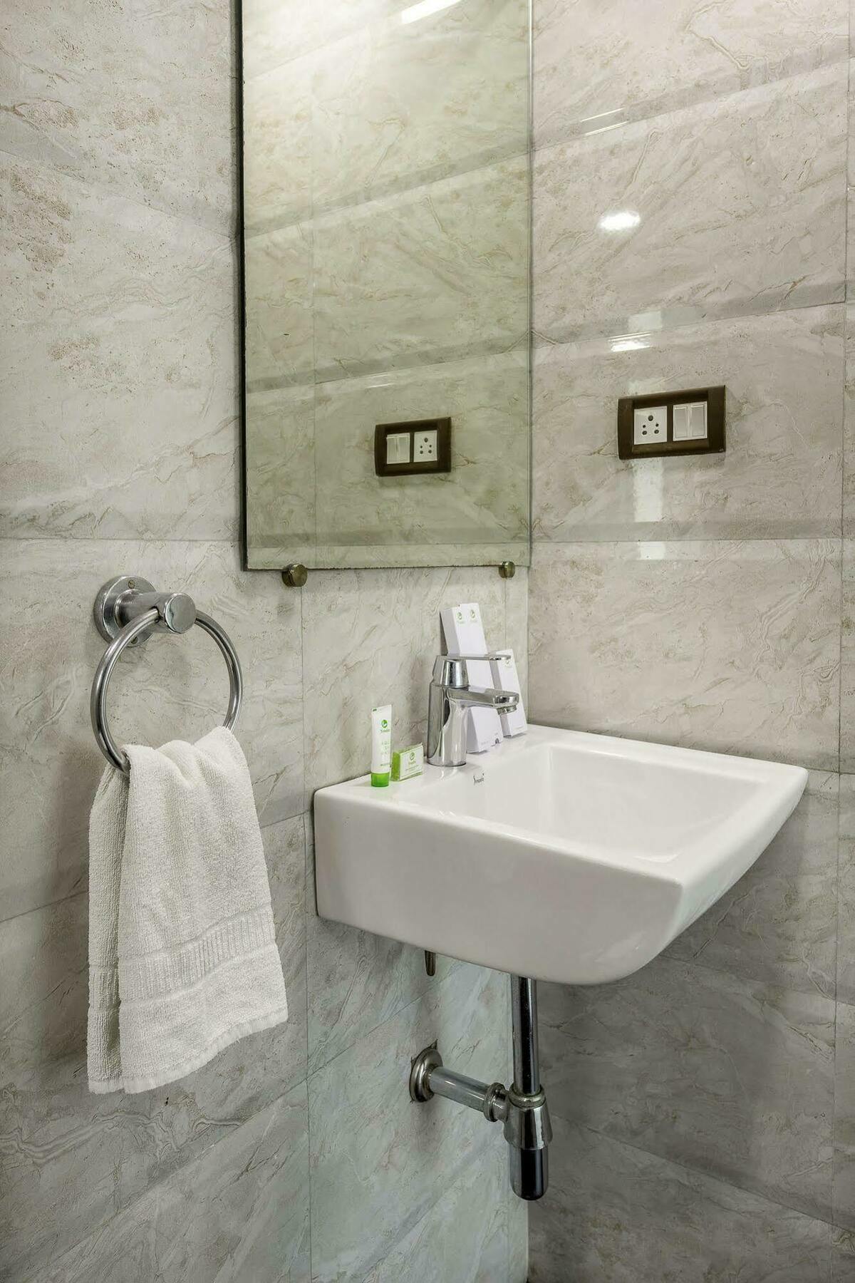 Oyo 16703 Hotel The Platinum Kolkata Eksteriør bilde